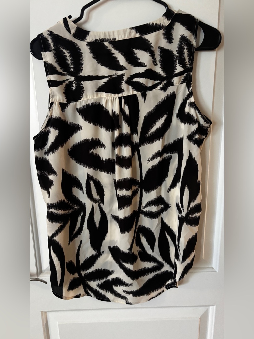 Maurices Black & White Leaf-Print Sleeveless Blouse - Picture 2 of 4